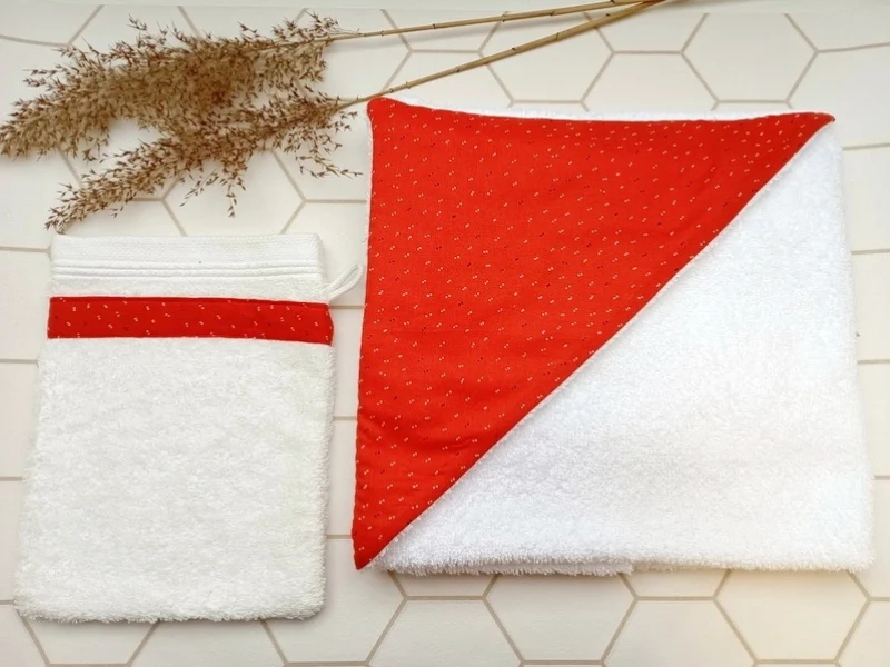 Cape de bain bébé et son gant de toilette assorti