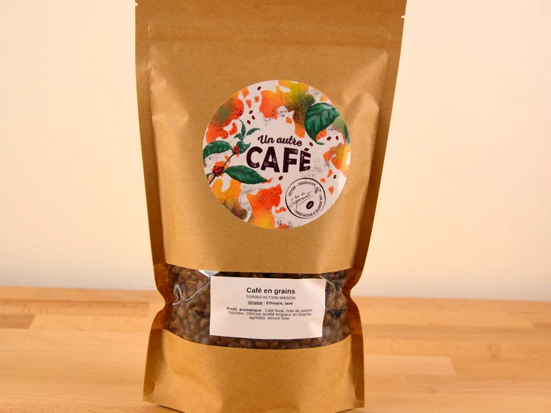 Assortiment de chocolats, accompagné d'un sachet de café de spécialité