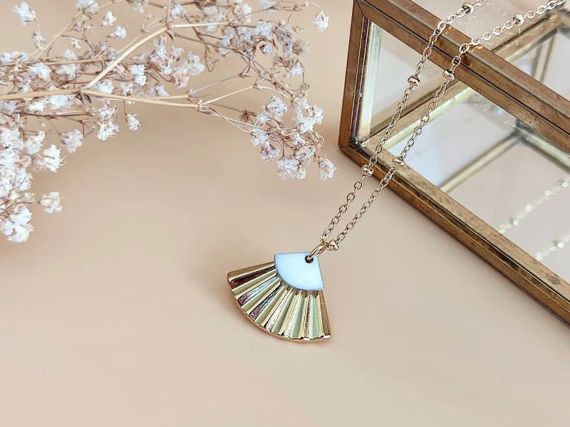 Collier pendentif éventail La Mystérieuse