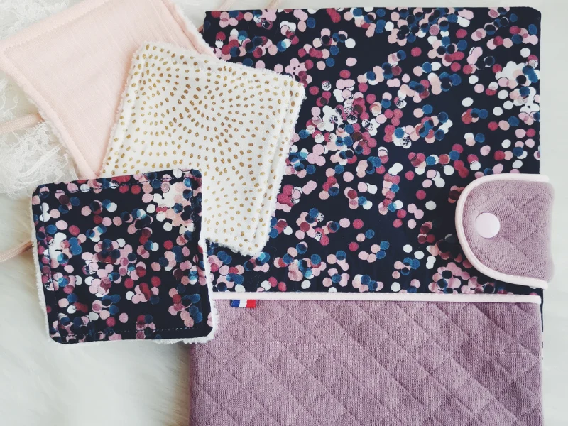 Protège carnet de santé et trio de lingettes