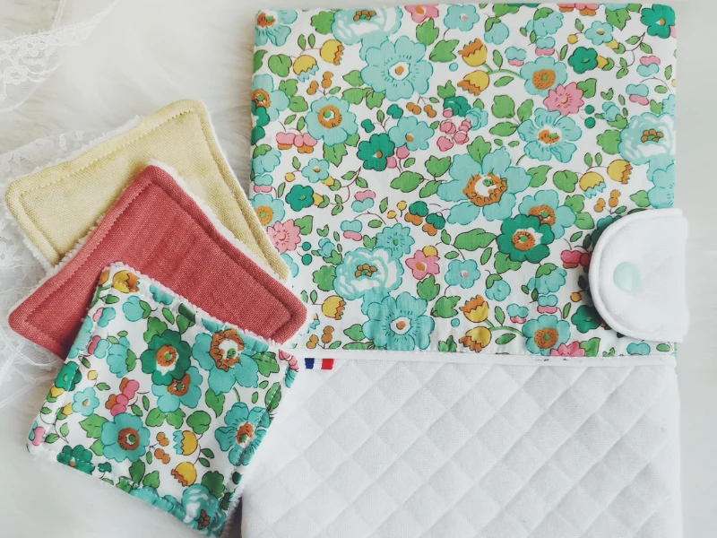 Protège carnet de santé et trio de lingettes