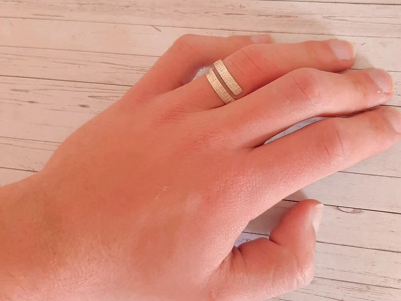 Bague ouverte en argent massif ciselé