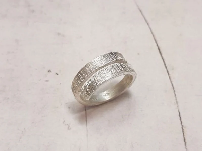 Bague ouverte en argent massif ciselé