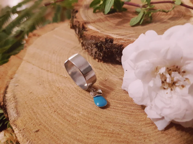 Bague et boucles d'oreilles asymétriques