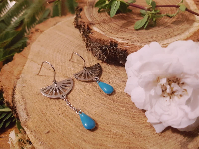 Bague et boucles d'oreilles asymétriques