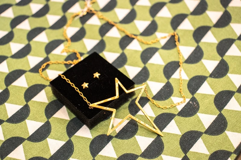 Parure puces oreilles et collier étoile asymétrique
