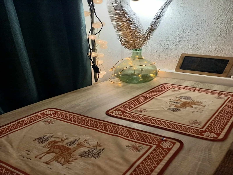1 ENSEMBLE DE 4 SETS DE TABLE "MONTAGNE RAYURES"