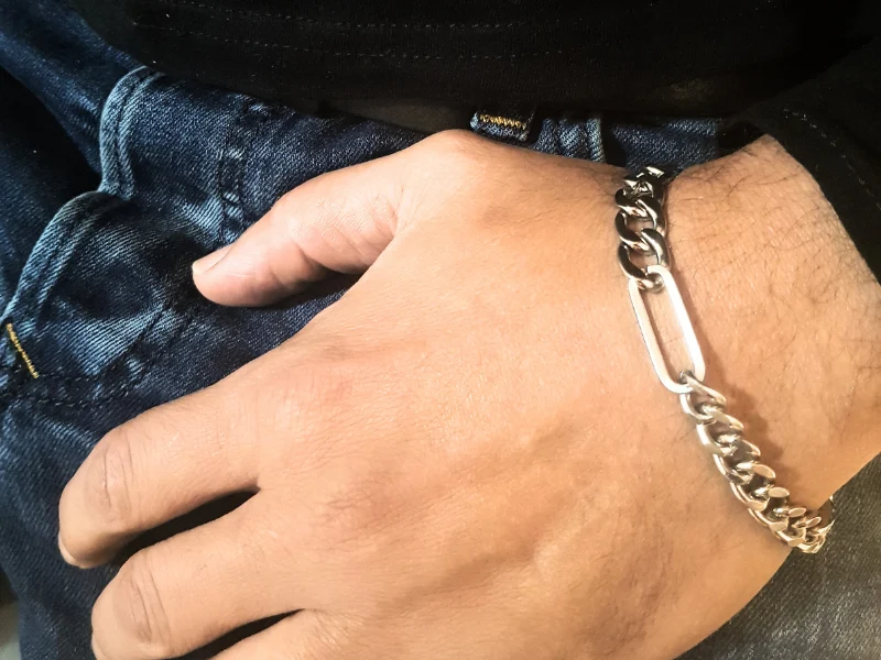 Un bracelet ou un collier Homme en acier inoxydable
