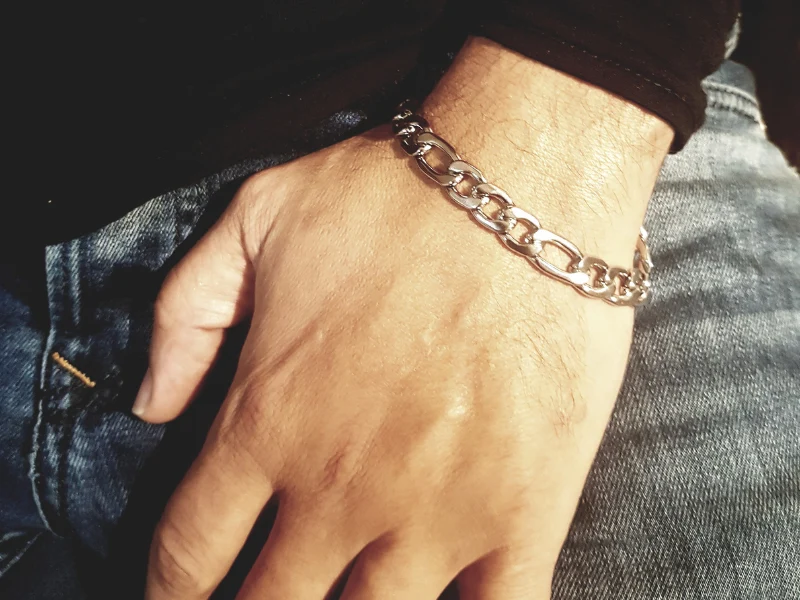 Un bracelet ou un collier Homme en acier inoxydable