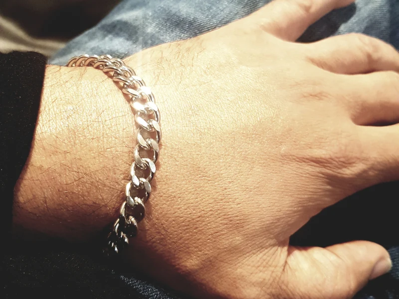 Un bracelet ou un collier Homme en acier inoxydable