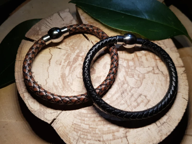2 bracelets en cuir et inox