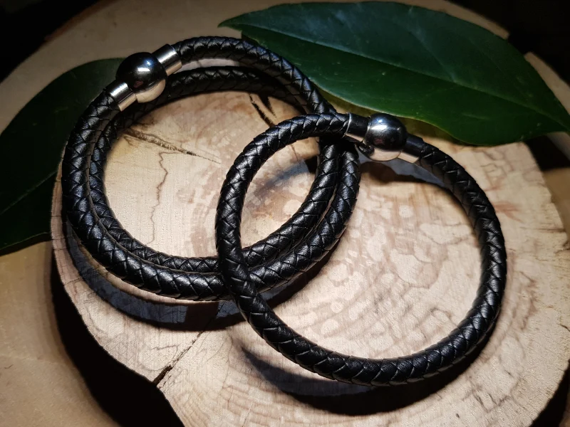 2 bracelets en cuir et inox