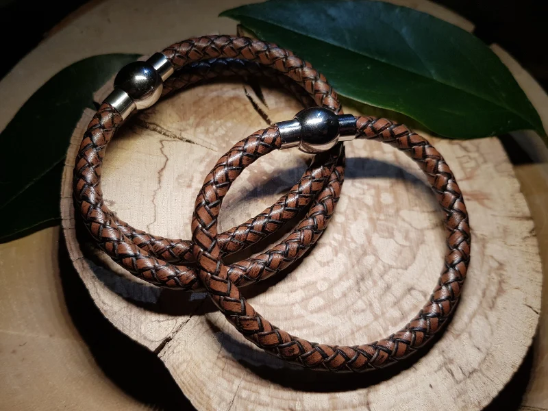 2 bracelets en cuir et inox