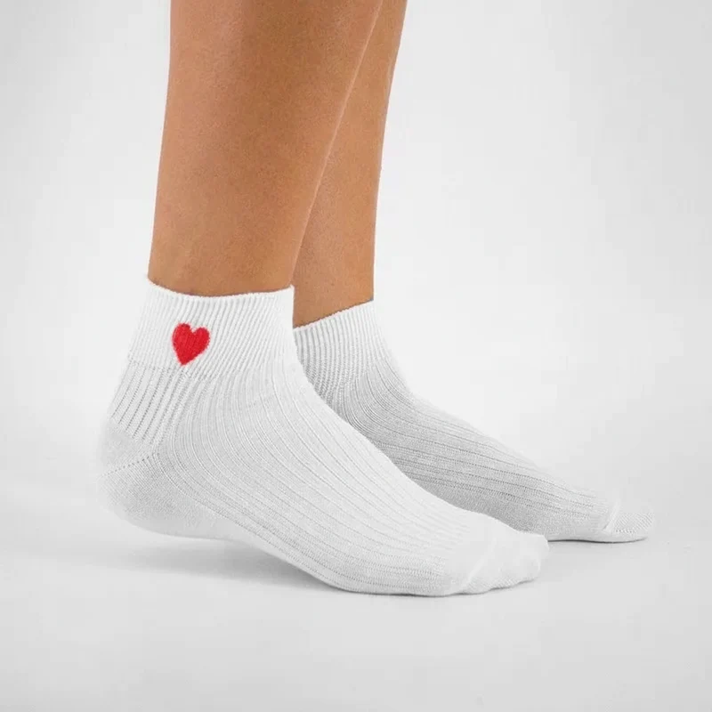 Socquettes blanches coeur rouge