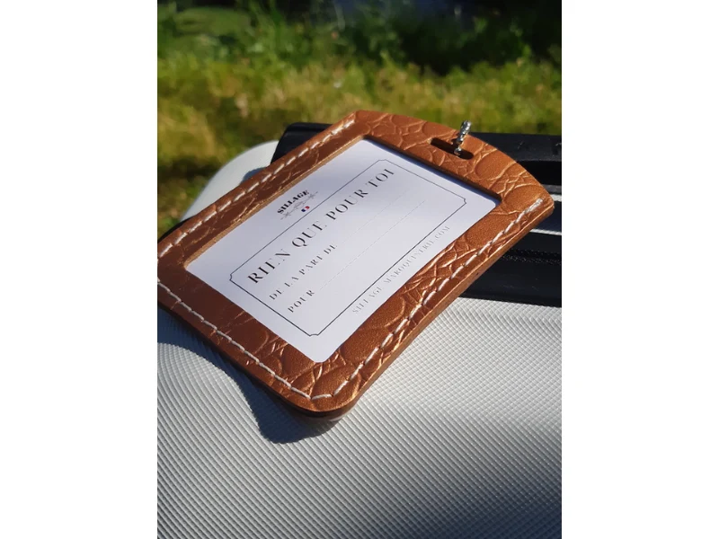 une étiquette à bagage en cuir