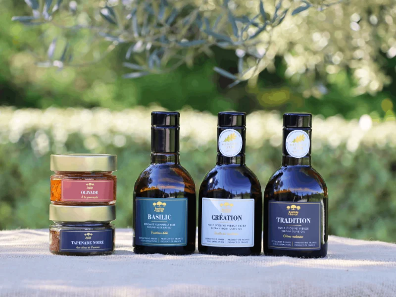 Assortiment huiles d'olive, tapenade noire et olivade à la tomate