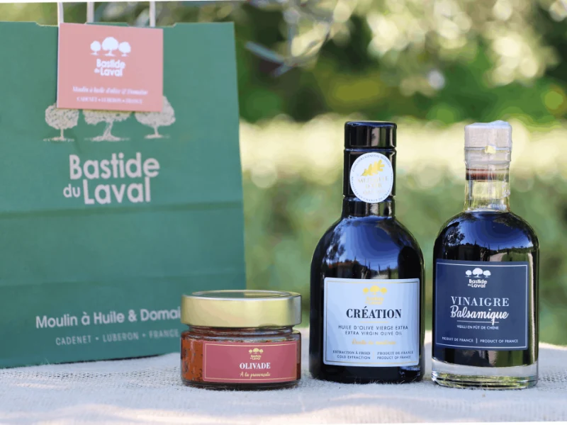 Assortiment huile d'olive, vinaigre et olivade à la tomate