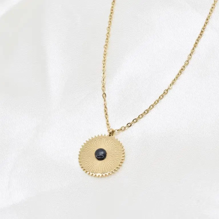 Collier en acier inoxydable doré avec pierre noire