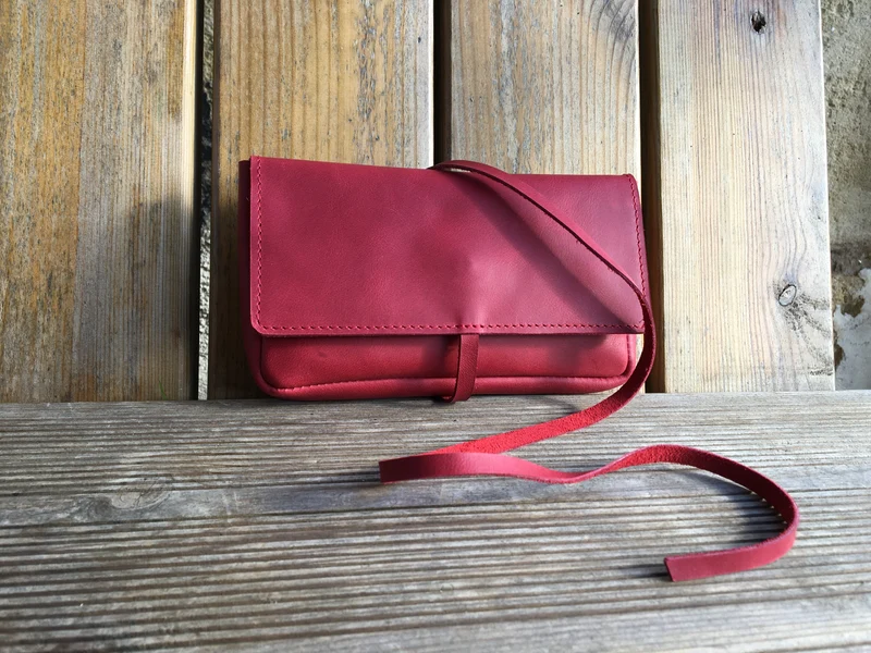 Une blague à tabac/pochette en cuir