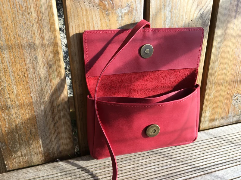 Une blague à tabac/pochette en cuir