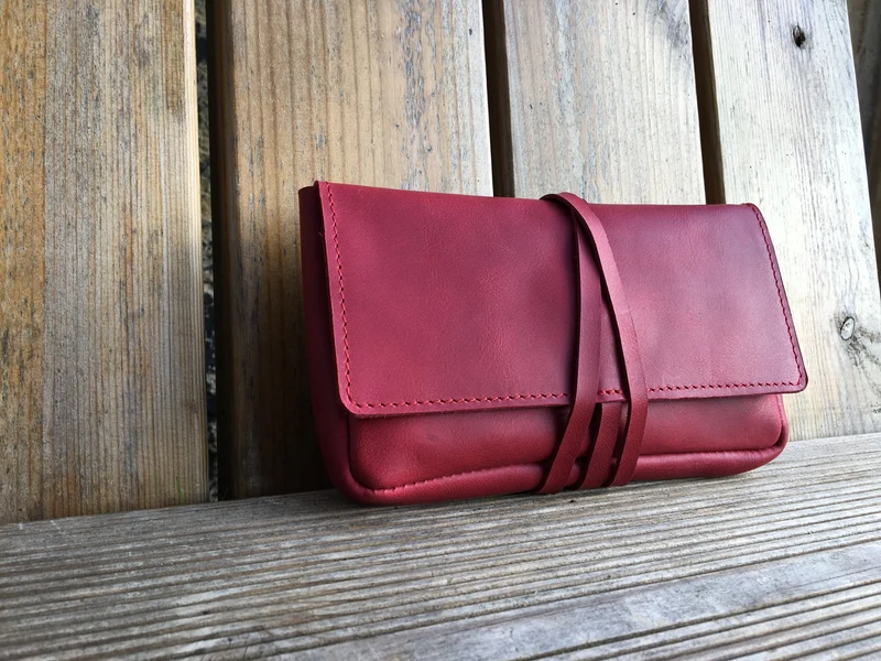 Une blague à tabac/pochette en cuir