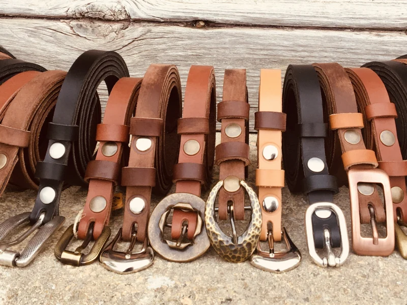 Une ceinture en cuir de vachette de tannage végétal