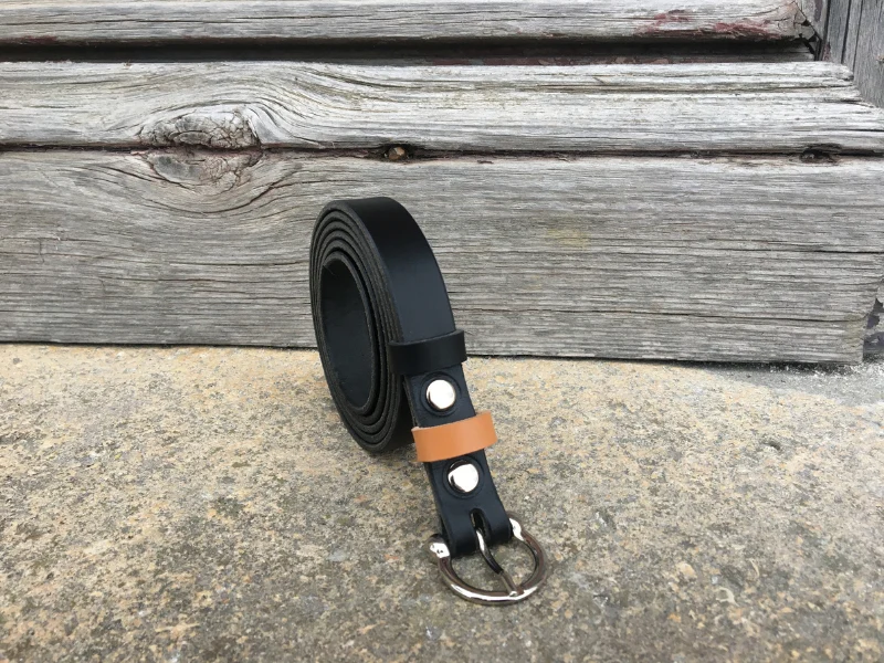 Une ceinture en cuir de vachette de tannage végétal