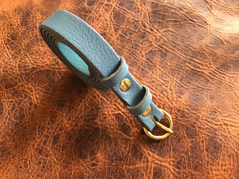 Une ceinture en cuir de vachette de tannage végétal