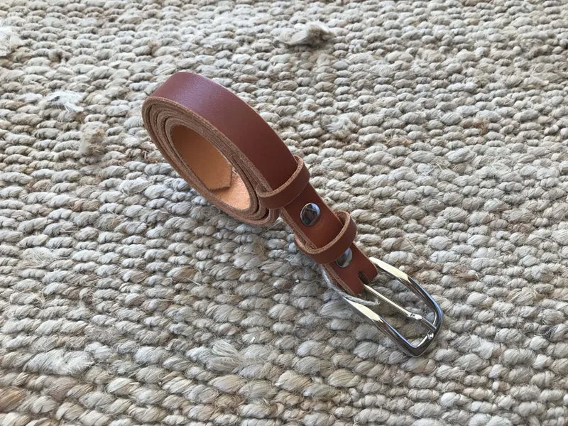 Une ceinture en cuir de vachette de tannage végétal