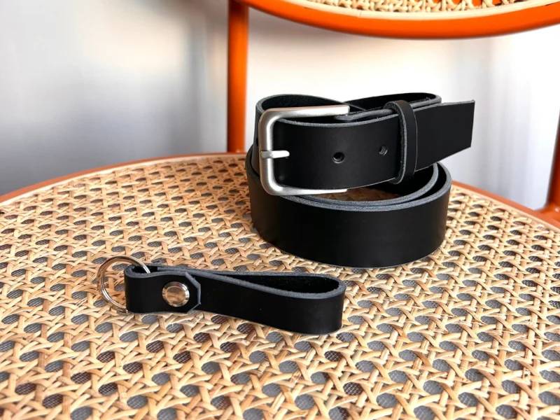 Ceinture large en cuir au tannage végétal et boucle en laiton massif finition nickelée et porte-clés assorti