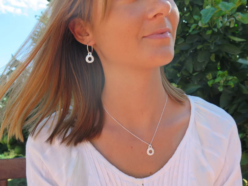 Parure collier et boucles d’oreilles gravés, or ou argent