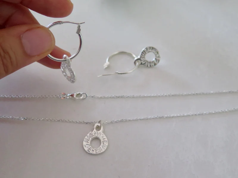 Parure collier et boucles d’oreilles gravés, or ou argent