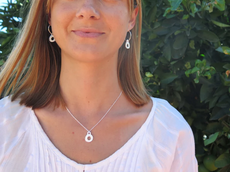 Parure collier et boucles d’oreilles gravés, or ou argent