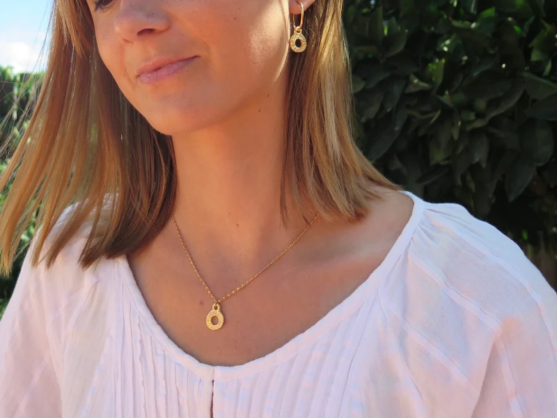 Parure collier et boucles d’oreilles gravés, or ou argent