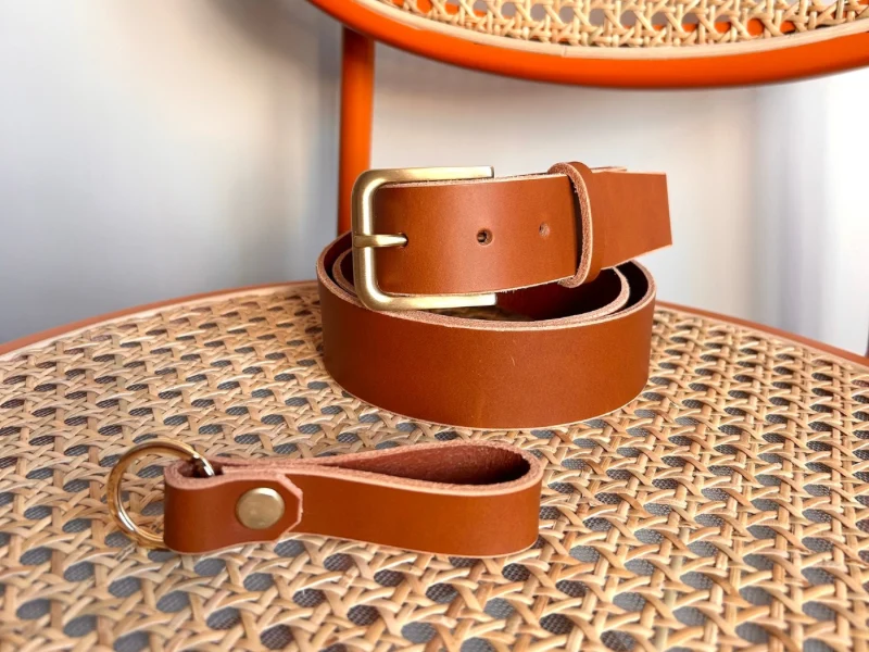 Ceinture large en cuir au tannage végétal et boucle en laiton massif finition laiton et porte-clés assorti