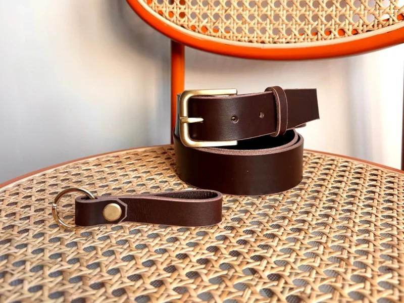 Ceinture large en cuir au tannage végétal et boucle en laiton massif finition laiton et porte-clés assorti