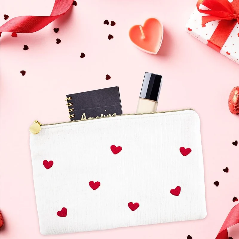 Pochette avec coeurs rouges