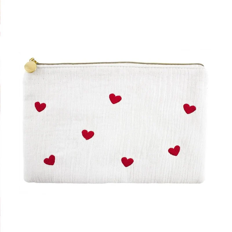 Pochette avec coeurs rouges