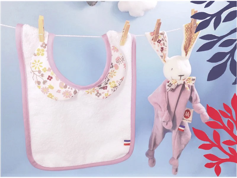 Doudou Lapin noeud pap' et bavoir à col claudine assortis