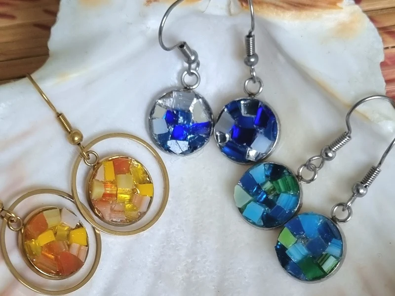 Boucles d’oreille « Astre sacré » en verre vitrail
