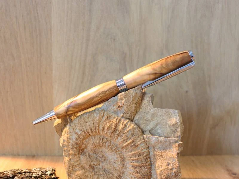 STYLO BILLE EN BOIS LOCAL ET SON ÉCRIN EN CUIR