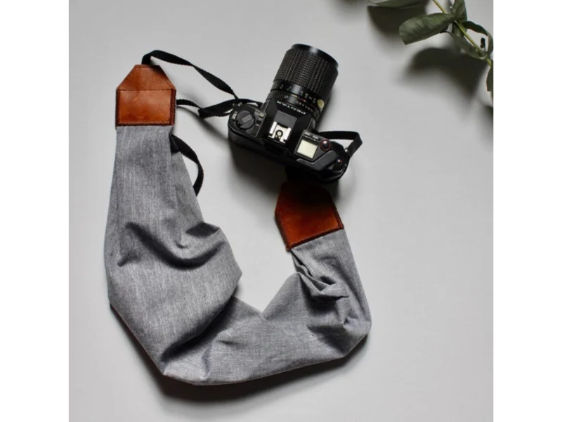 Sangle pour appareil photo et pochette en cuir