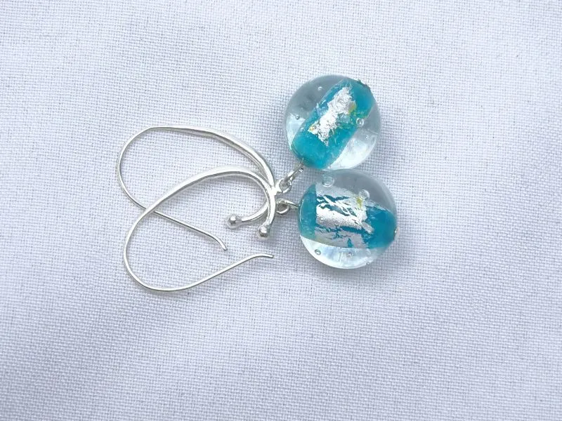 Boucles en verre et feuille d'argent