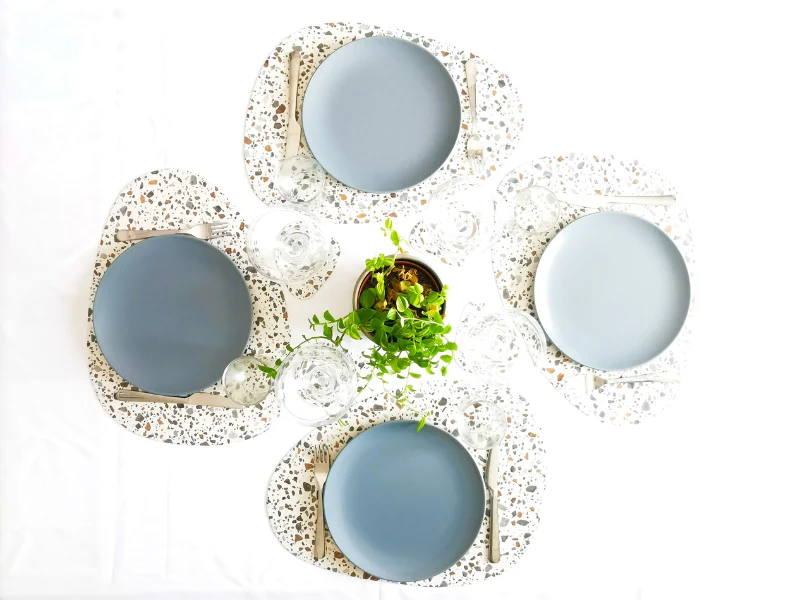 Ensemble de 4 sets de table et 4 sous-verres assortis PEBBLE