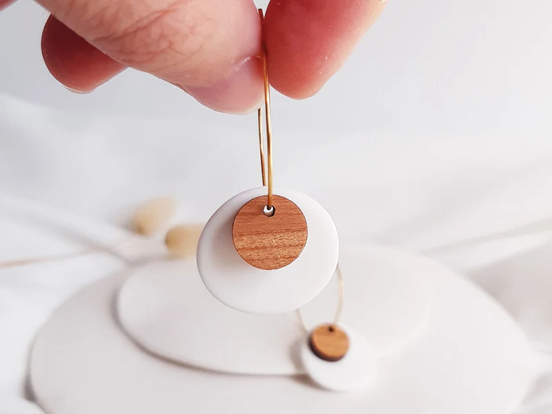 Boucle d'oreille en bois et porcelaine