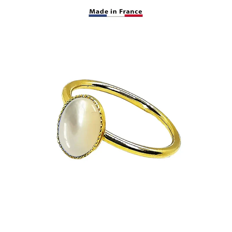 Bague plaqué or sertie d'une pierre ovale naturelle