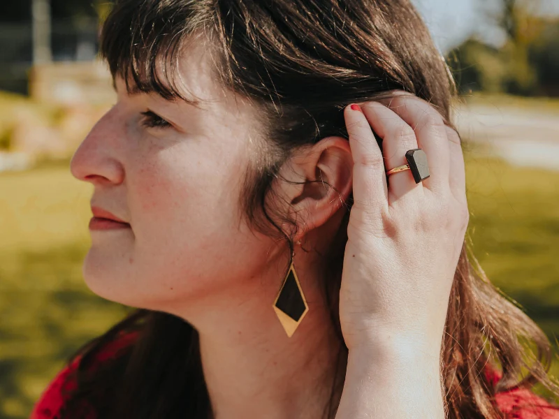 Parure en ébène : bague et boucles d'oreille en bois d'ébène
