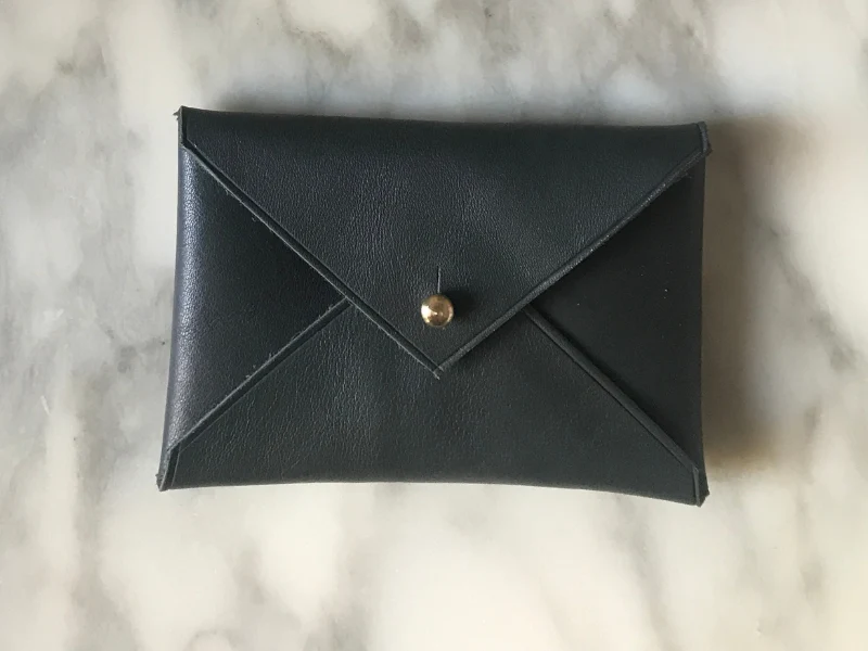 Pochette enveloppe et mini créoles