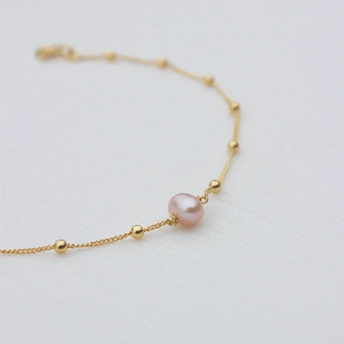 Bracelet doré avec pierre en nacre rose poudrée - La rosée