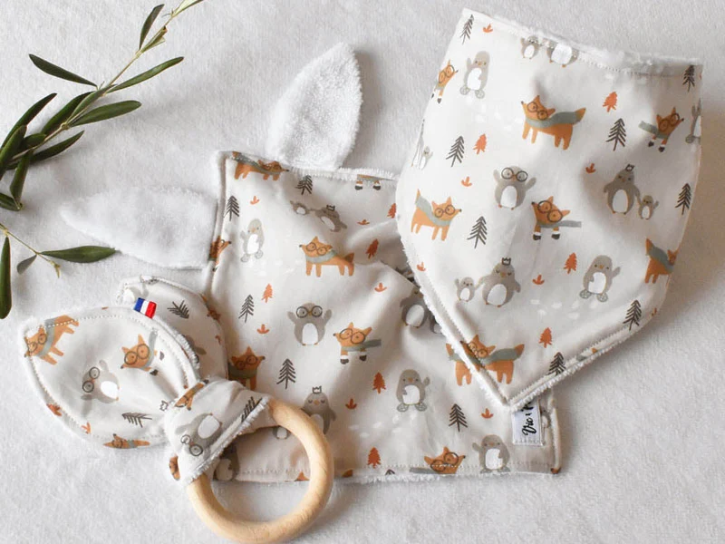 Coffret naissance Bavoir Doudou Hochet lapin